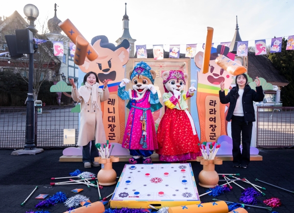 ▲ 레니·라라의 한복 포토타임과 전통놀이 체험ⓒ에버랜드