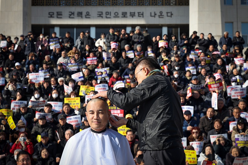 ▲ 강원특별자치도가 지난 9일 오후 국회의사당 본관 계단에서 도민 3000여 명이 참석한 가운데, 강원특별법 3차 개정안의 조속한 국회 통과를 촉구하는 상경 결의대회를 개최했다. 이 자리에서 김진태 도지사와 김시성 도의장은 현장에서 삭발에 동참하며 강원특별법 통과를 촉구하는 강한 의지를 표명했다. ⓒ강원특별자치도