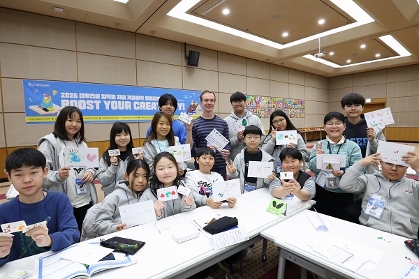 ▲ 영어캠프에 참여한 대우건설 임직원 자녀들이 기념 사진을 촬영하고 있다.ⓒ대우건설 제공