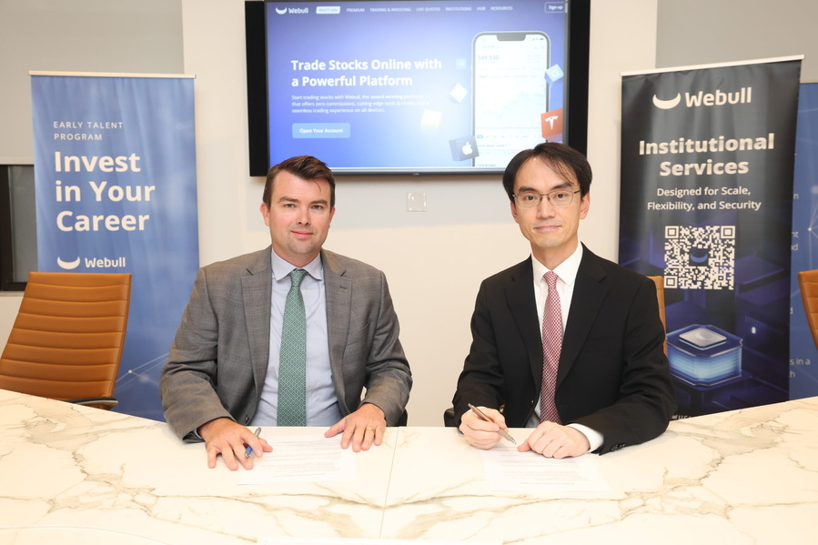 ▲ 이윤구 키움증권 USA 대표(오른쪽)와 잭 키팅(Jack Keating) 위불 테크놀로지스(Webull Technologies) CEO가 지난 12일(현지시간) 미국 뉴욕 위불 본사에서 업무 협약식을 맺고 기념촬영을 하고 있다.ⓒ키움증권