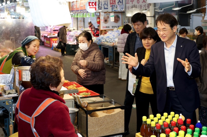 ▲ 이동환 고양시장이 설 명절을 맞아 원당 전통시장을 방문해 상인과 대화하고 있다 ⓒ고양특례시 제공