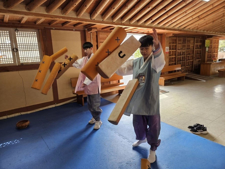 ▲ 농업박물관 민속체험- 윷놀이ⓒ전라남도 제공