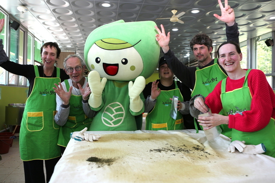 ▲ 보성군, 제49회 보성다향대축제 5월 1~5일 개최_다향대축제에서 찻잎따기 체험을 하고 있다.ⓒ보성군 제공