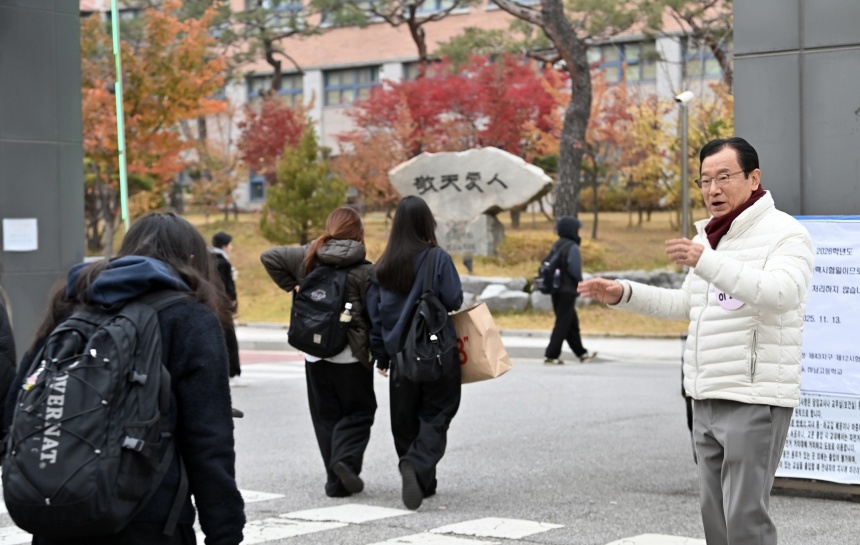 ▲ 이현재 하남시장이 지난해 11월 13일 2026학년도 대학수학능력시험이 치러진 하남고를 방문해 수험생들을 격려하고 있다 ⓒ하남시 제공