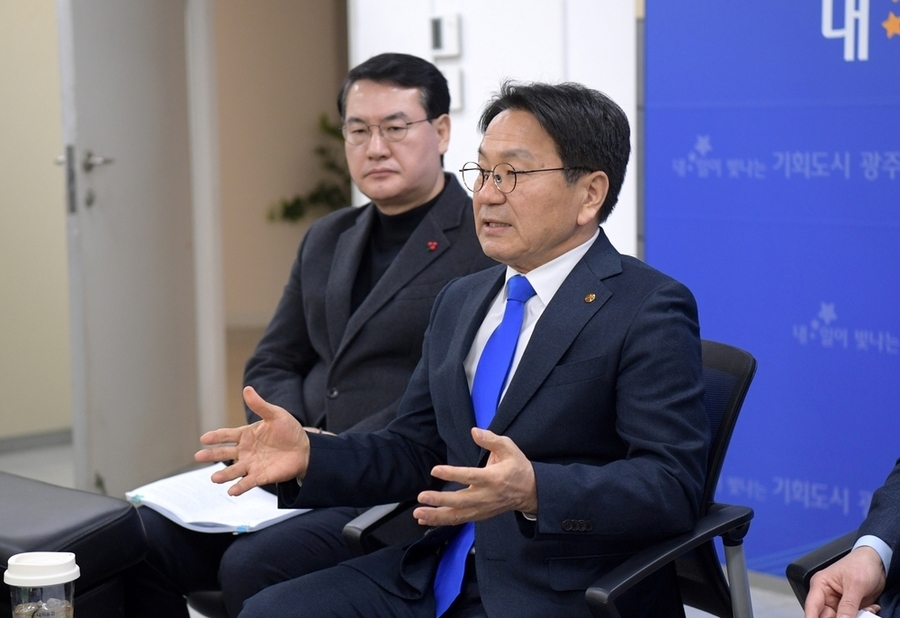 ▲ 강기정 광주광역시장이 13일 시청 기자실에서 열린 '특별법 국회 상임위 통과 관련 기자차담회'에 참석해 ‘전남·광주 통합특별시 설치를 위한 특별법’의 국회 행정안전위원회 전체회의 통과와 관련한 입장을 밝히고 있다. ⓒ광주광역시 제공