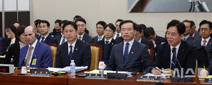 ▲ 김영훈 고용노동부 장관이  지난해 12월 31일 오후 서울 여의도 국회에서 열린 쿠팡 침해사고 및 개인정보 유출, 불공정 거래, 노동환경 실태 파악과 재발방지 대책 마련을 위한 연석 청문회에서 의원 질의에 답변을 하고 있다. ⓒ뉴시스