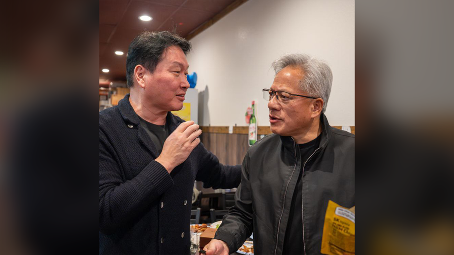 ▲ 젠슨 황 엔비디아 CEO(오른쪽)와 만난 최태원 SK그룹 회장ⓒSK그룹