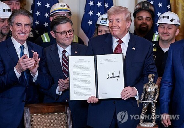 ▲ 11일(현지시각) 미국 워싱턴 D.C. 백악관 이스트룸에서 열린 석탄 에너지 홍보 행사에서 도널드 트럼프 미국 대통령이 기념 사진을 촬영하고 있다. 출처=로이터ⓒ연합뉴스