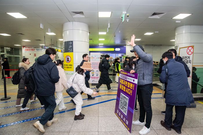 ▲ 김포검단시민연대 회원들이 지난 11일 김포공항역에서 서울지하철 5호선 국회국민청원 독려 캠페인을 벌이고 있다. ⓒ김포검단시민연대 제공
