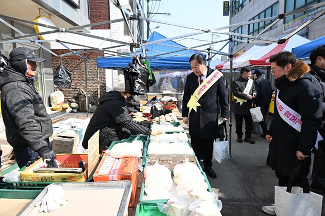 ▲ 평창군이 13일 진부전통시장에서 '설 명절맞이 전통시장 장보기 행사'를 실시했다. ⓒ평창군