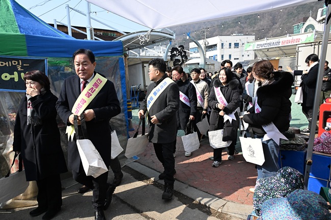 ▲ 평창군이 13일 진부전통시장에서 '설 명절맞이 전통시장 장보기 행사'를 실시했다. ⓒ평창군