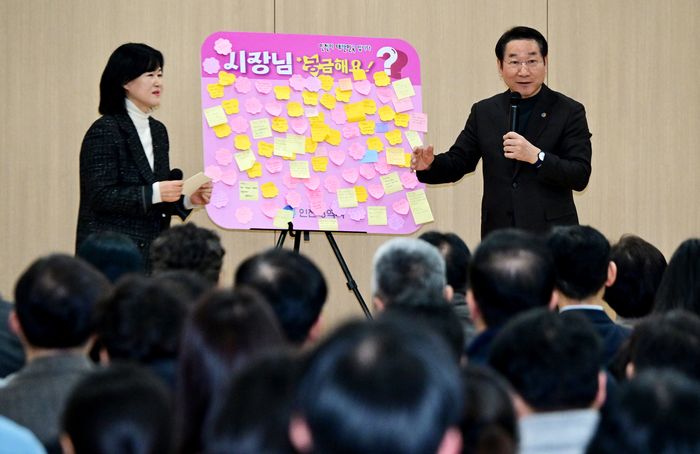 ▲ 유정복 인천시장이 미추홀구 도화동 상수도사업본부에서 열린 '2026년 찾아가는 직원소통 월례조회'에서 직원들과 대화를 나누고 있다.ⓒ인천시 제공