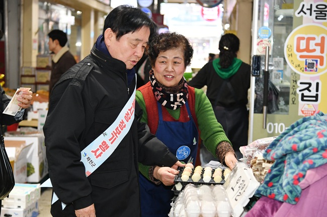 ▲ 2026년 설명절 전통시장 장보기 캠페인이 13일 화천시장에서 최문순 화천군수, 안중기 화천부군수를 비롯한 공직자들이 참여한 가운데 열렸다. ⓒ화천군