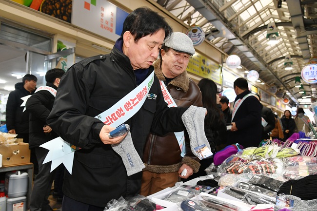 ▲ 2026년 설명절 전통시장 장보기 캠페인이 13일 화천시장에서 최문순 화천군수, 안중기 화천부군수를 비롯한 공직자들이 참여한 가운데 열렸다. ⓒ화천군