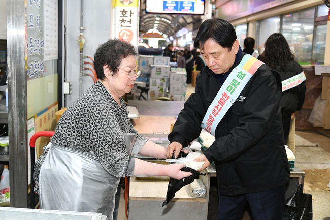 ▲ 2026년 설명절 전통시장 장보기 캠페인이 13일 화천시장에서 최문순 화천군수, 안중기 화천부군수를 비롯한 공직자들이 참여한 가운데 열렸다. ⓒ화천군