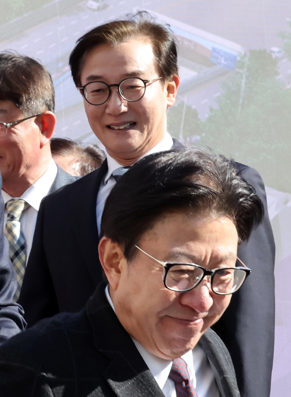 ▲ 전재수 더불어민주당 의원이 지난 9일 부산 북구 만덕나늘목에서 열린 만덕~센텀 고속화도로 개통식에 참석해 축하 퍼포먼스를 한 뒤 박형준 부산시장과 무대를 내려오는 모습. ⓒ뉴시스