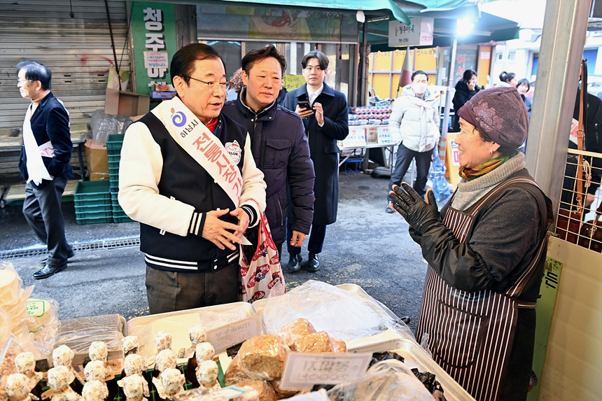 ▲ 이현재 하남시장이 12일 전통시장을 찾아 상인과 대화하고 있다 ⓒ하남시 제공