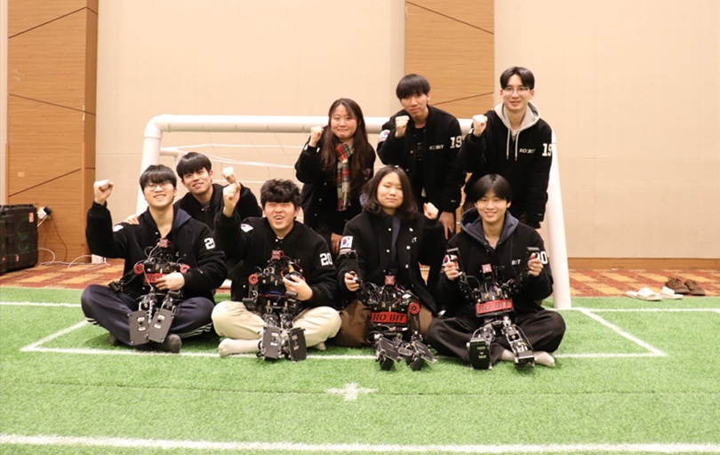 ▲ 광운대학교 로봇게임단 로빛(RO:BIT)이 한국로보컵오픈 2026 우승 후 기념사진을 촬영하고 있다.ⓒ광운대