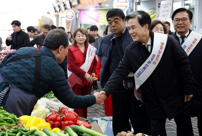 ▲ 설 명절을 앞둔 13일 충남 천안 중앙시장에서 김태흠 충남도지사가 상인과 악수하며 격려하고 있다. 김 지사는 이날 시장을 찾아 상인들의 애로사항을 청취하고, 물가 안정 및 소비 촉진 캠페인을 진행했다.ⓒ충남도