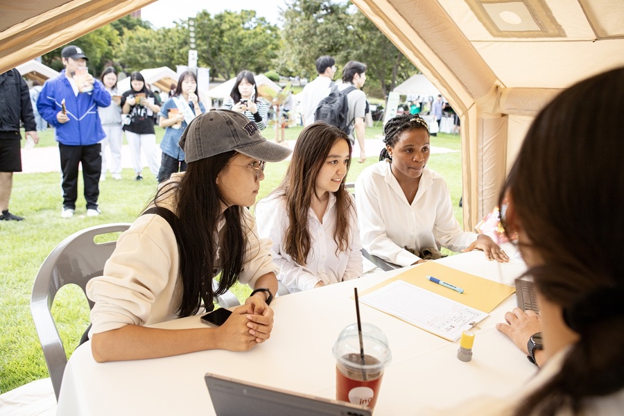 ▲ 대구대학교가 개최한 ‘지역우수기업 초청 취업 페스타’에서 외국인 유학생들이 기업 관계자와 1:1 취업 상담을 진행하며 진로와 취업 기회를 모색하고 있다.ⓒ대구대