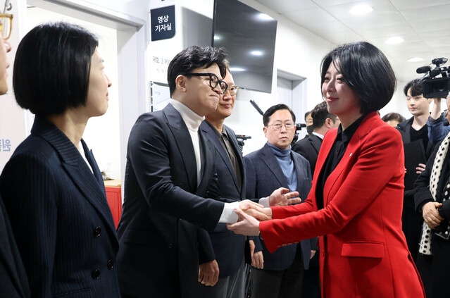 ▲ 배현진 국민의힘 의원이 13일 오후 서울 여의도 국회 소통관에서 기자회견을 열고, 자신에 대한 국힘 윤리위의 '당원권 정지 1년'에 대해 입장 발표를 하기 전 한동훈 전 대표와 친한계 의원들에게 격려를 받고 있다. ⓒ뉴시스