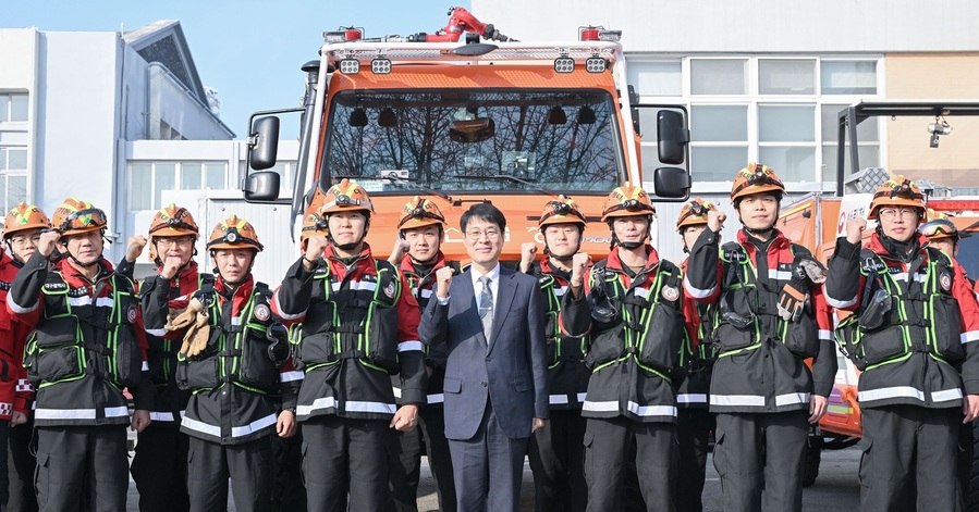 ▲ 김정기 대구광역시장 권한대행 행정부시장은 설 명절 연휴 기간 시민 안전을 위해 2월 13일 오전 9시 산림재난대응센터를 방문해 근무 상황을 점검하고, 대민 현장에 투입되는 상황 근무자들에게 감사 인사와 격려 물품을 전달했다.ⓒ대구시