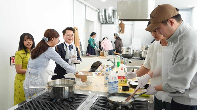 ▲ 춘천시가 13일 춘천먹거리복합문화공간 '화동 2571'에서 외국인 유학생들과 세계의 만두를 빚고 만둣국을 함께 나눠먹는 특별한 시간을 가졌다. ⓒ춘천시