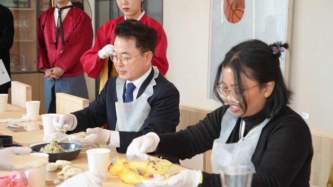 ▲ 춘천시가 13일 춘천먹거리복합문화공간 '화동 2571'에서 외국인 유학생들과 세계의 만두를 빚고 만둣국을 함께 나눠먹는 특별한 시간을 가졌다. ⓒ춘천시