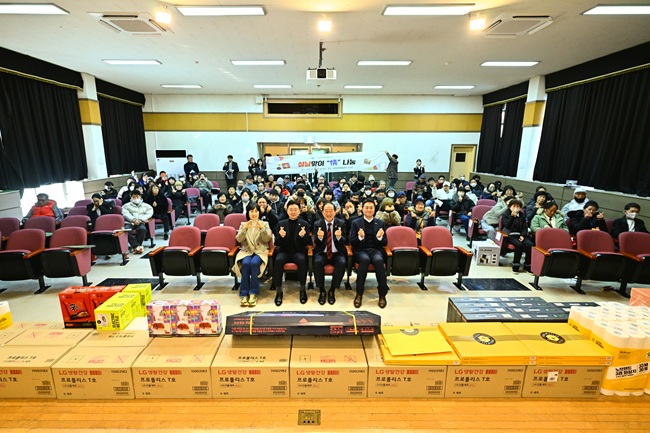 ▲ 속초지역자활센터가 13일 속초문화예술회관 소강당에서 취약계층 자활사업 참여자를 대상으로 설 명절맞이 '정 나눔 행사'를 개최했다. ⓒ속초시