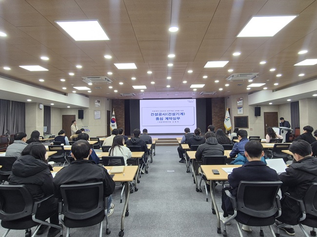▲ 영월군이 지난 12일 군청 대회의실에서 전 직원을 대상으로 '건설기계 대여 대금 체불 재발 방지 교육'을 실시했다. ⓒ영월군