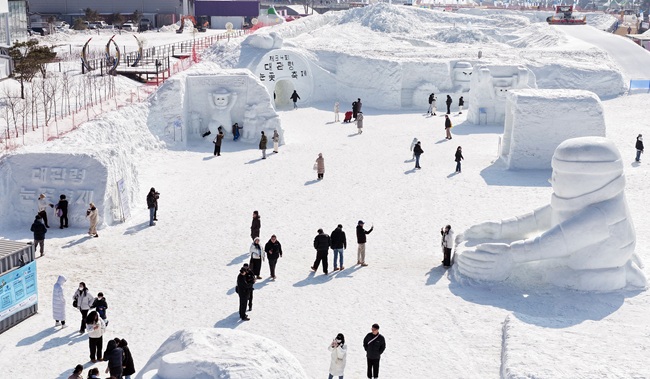 ▲ 13일 평창군 대관령면 횡계리 송천 일대 축제장에서 개막한 전국 최고의 눈과 얼음축제인 제34회 평창 대관령눈꽃축제를 찾은 방문객들이 축제를 즐기고 있다. ⓒ평창관광문화재단