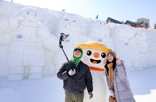 ▲ 13일 평창군 대관령면 횡계리 송천 일대 축제장에서 개막한 전국 최고의 눈과 얼음축제인 제34회 평창 대관령눈꽃축제를 찾은 방문객들이 눈동이 마스코트와 대형 눈조각을 배경으로 기념사진을 촬영하고 있다. ⓒ평창관광문화재단