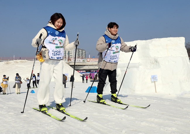 ▲ 13일 평창군 대관령면 횡계리 송천 일대 축제장에서 개막한 전국 최고의 눈과 얼음축제인 제34회 평창 대관령눈꽃축제를 찾은 방문객들이 노르딕스키 체험을 즐기고 있다. ⓒ평창관광문화재단