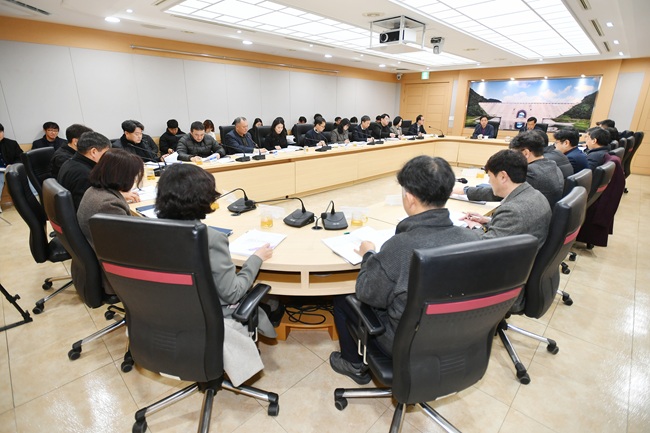 ▲ 강원 화천군이 13일 군청에서 최문순 군수, 안중기 부군수를 비롯한 각 실과소장들이 참석한 가운데 설연휴 대책 보고회 및 2월 주요업무보고 회의를 개최했다. 최문순 군수는 이날 회의에서 설연휴 독거노인과 저소득가구 등 취약주민들에 대한 철저한 지원과 보살핌을 당부했다. ⓒ화천군