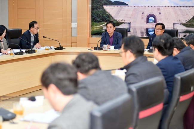 ▲ 강원 화천군이 13일 군청에서 최문순 군수, 안중기 부군수를 비롯한 각 실과소장들이 참석한 가운데 설연휴 대책 보고회 및 2월 주요업무보고 회의를 개최했다. 최문순 군수는 이날 회의에서 설연휴 독거노인과 저소득가구 등 취약주민들에 대한 철저한 지원과 보살핌을 당부했다. ⓒ화천군