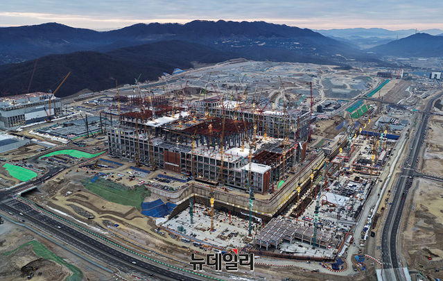 ▲ 국가 핵심 프로젝트인 용인 반도체 클러스터를 둘러싼 이전 논란이 불거지는 가운데 지난달 9일 경기 용인시 용인 반도체 클러스터 공사 현장에서는 작업이 진행되고 있다. ⓒ서성진 기자