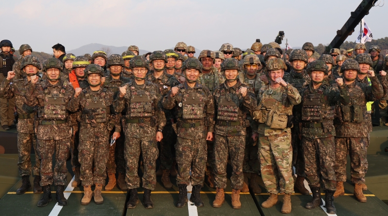 ▲ 진영승 합동참모의장과 김규하 육군참모총장, 김성민 연합사 부사령관, 조세프 힐버트 미8군사령관, 최성진 육군 제7기동군단장 등이 지난해 11월 20일 경기도 여주시 연양동 남한강에서 열린 '한미 연합 도하 훈련'을 찾아 육군 제7공병여단과 미2사단·한미연합사단 다목적 교량중대가 함께 구축한 연합 부교에서 파이팅을 외치는 모습. ⓒ뉴시스