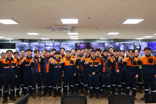 ▲ 박남식 포항제철소장과 제선부 직원들의 단체 사진을 촬영하고 있다.ⓒ포스코