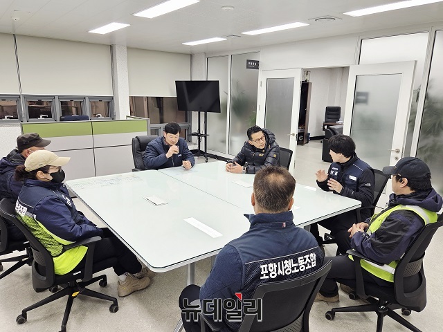 ▲ 박대기 포항시장 출마예정자 박대기 전 대통령실 대외협력비서관 직무대리는 지난 13일 포항시청 노동조합 김의곤 위원장과 환경관리원들과 간담회를 가졌다.ⓒ뉴데일리