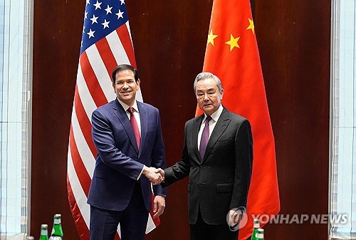 ▲ 마코 루비오 미국 국무부 장관과 왕이 중국공산당 중앙외사판공실 주임(외교부장 겸임)이 13일(현지시각) 독일 뮌헨에서 회담을 갖고 기념사진을 찍고 있다. 출처=AFPⓒ연합뉴스