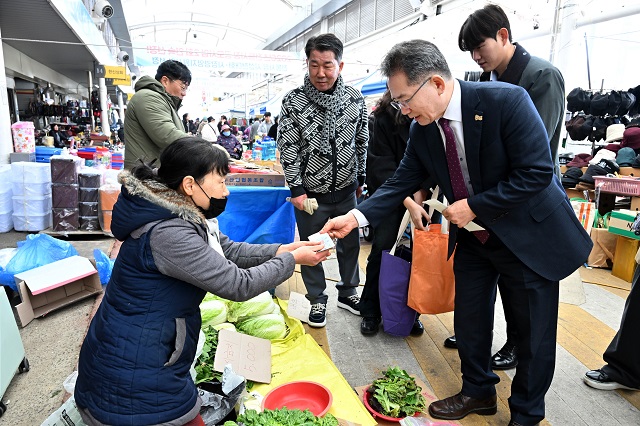 ▲ 김진열 군수가 지난 13일 군위전통시장에서 ‘설맞이 전통시장 장보기 행사’를 하고 있다.ⓒ군위군