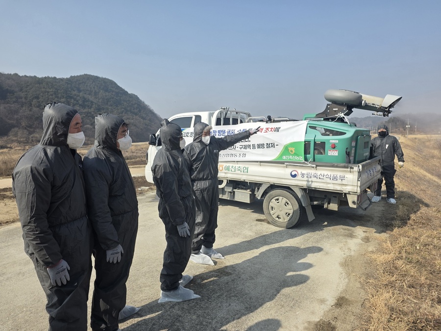 ▲ 경북농협은 예천축협 공동방제단 차량을 동원해 철새도래지와 취약 지역을 대상으로 일제 소독을 실시했다.ⓒ경북농협