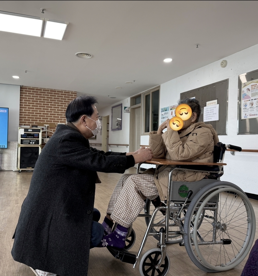 ▲ 경북도의회 남진복 의원이 지난 12일 도의회를 대표해 울릉군 소재 송담실버타운과 송담양로원을 찾아 시설 관계자들을 격려했다.ⓒ경북도의회