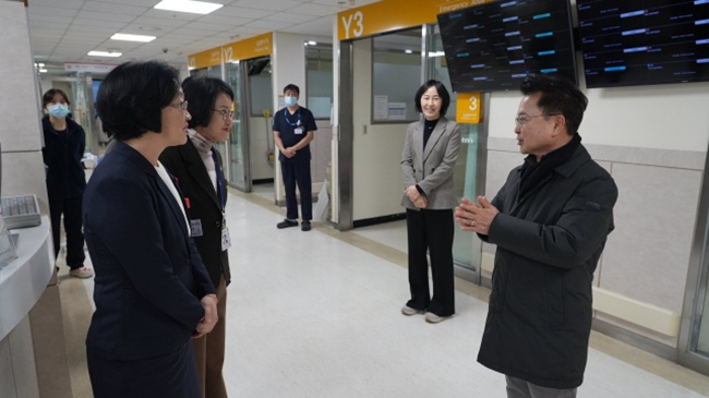 ▲ 육동한 춘천시장이 14일 강원대병원과 한림대춘천성심병원, 인성병원 응급실 등을 찾아 설 연휴 응급 의료 체계를 점검하고 의료 종사자들을 만났다. ⓒ춘천시