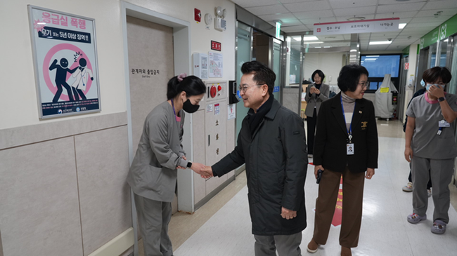 ▲ 육동한 춘천시장이 14일 응급의료 현장을 점검하고 있다. ⓒ춘천시