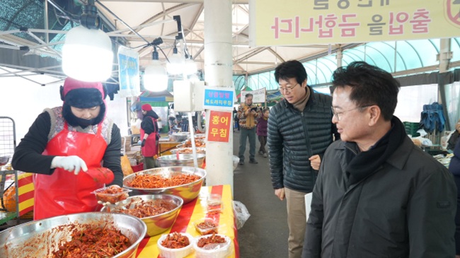 ▲ 육동한 춘천시장이 14일 신북 샘밭장터를 찾아 설 명절 체감 경기를 살피며 상인들을 응원했다. ⓒ춘천시
