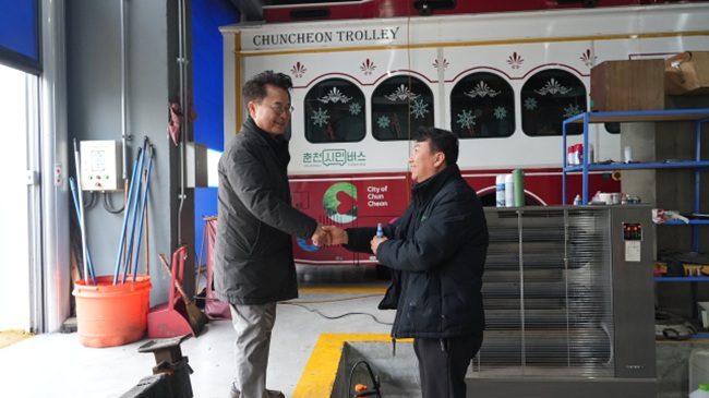 ▲ 육동한 춘천시장이 14일 동면 춘천시민버스 공영차고지를 찾아 설 연휴 대중교통 운행 체계를 점검하고 운수 종사자들을 만나 현장 의견을 청취했다. ⓒ춘천시