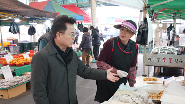 ▲ 육동한 춘천시장이 14일 전통시장을 찾아 설 명절 체감 경기를 살피며 상인들을 응원했다. ⓒ춘천시