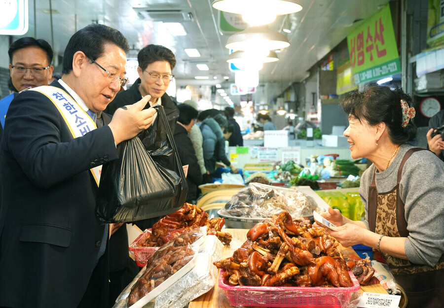 ▲ 김영록 전라남도지사가 설 명절을 앞둔 14일 목포 청호시장에서 제수용품을 구매하며 상인들을 격려하고 있다.ⓒ전라남도 제공