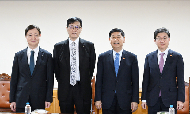 ▲ 이찬진 금융감독원장, 이창용 한국은행 총재, 구윤철 부총리 겸 재정경제부 장관, 이억원 금융위원장이 시장상황점검회의에 참석해 현안을 논의했다. ⓒ재정경제부